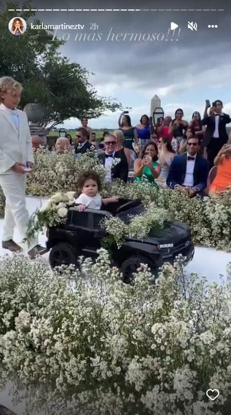 <b>Baby Gennaro </b>tuvo una entrada espectacular montado en una camioneta eléctrica y vestido de blanco.
