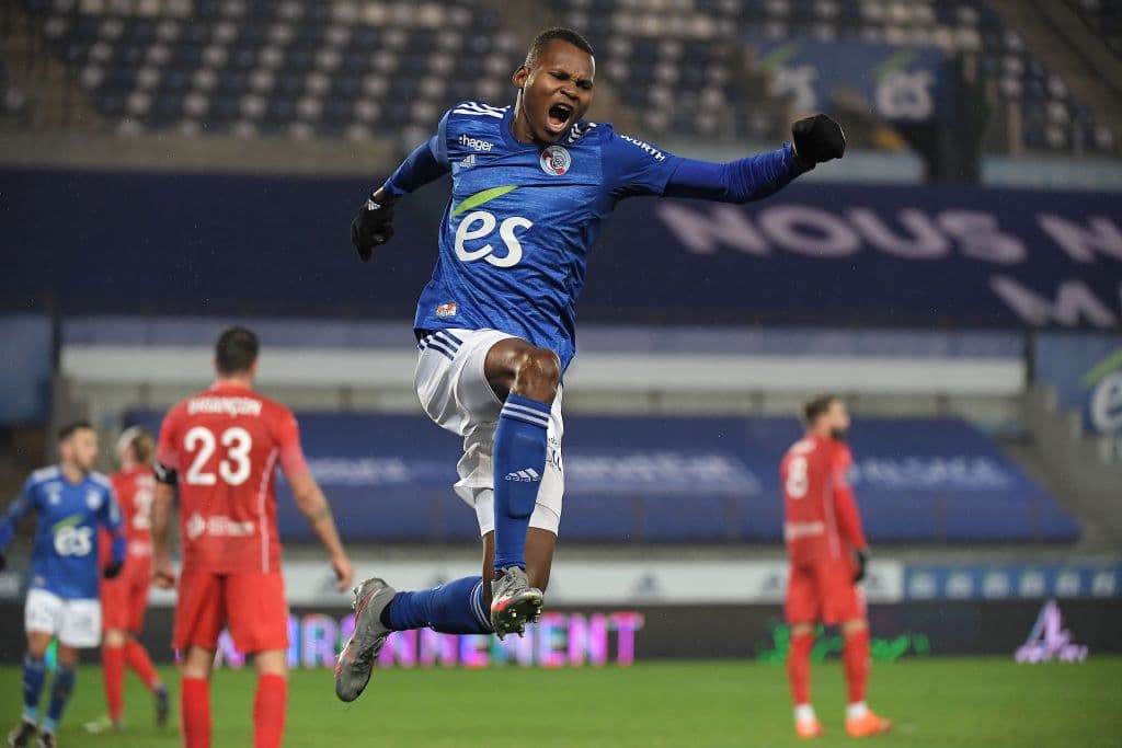 Racing de Estrasburgo recibió y goleó 5-0 al Nimes Olympique. Los visitantes son últimos en la tabla de posiciones con sólo 12 unidades.