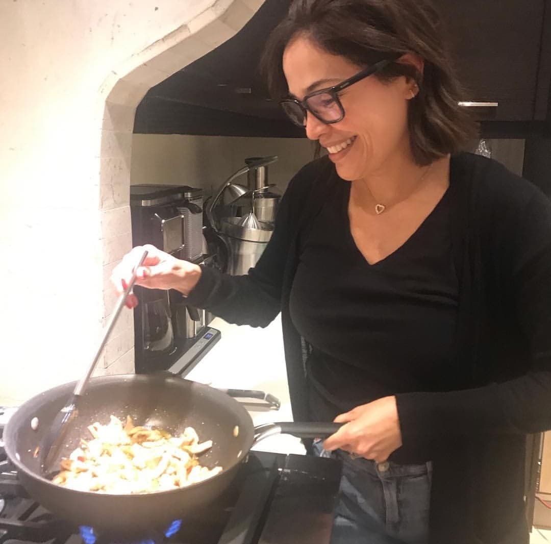 “Uno de mis pasatiempos favoritos”, escribió Karla junto a esta imagen donde cocinaba pollo estilo oriental, señaló en los comentarios que a sus niñas Antonella y Michaella les encanta.
<br>