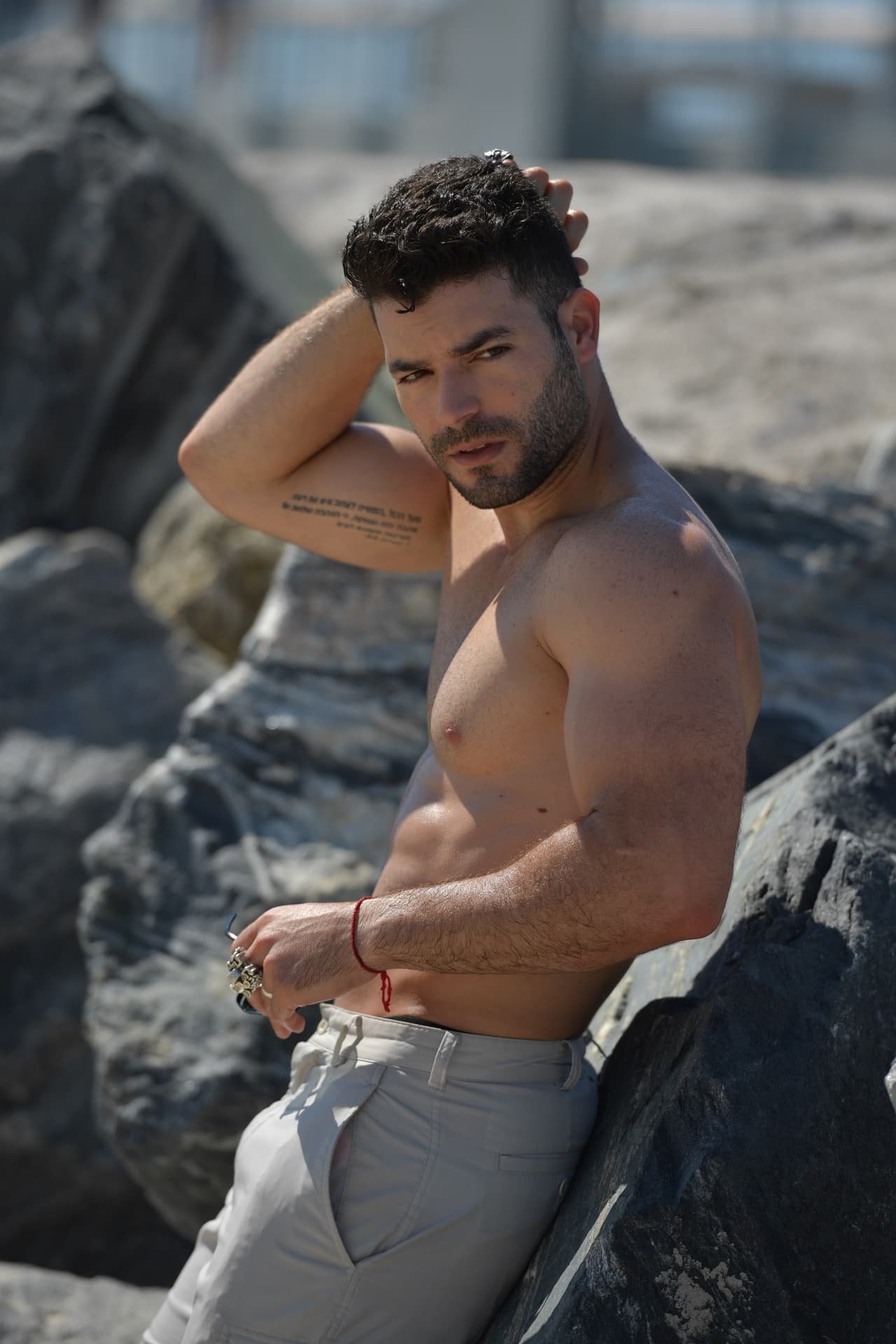 Hace poco cumplieron cinco años de casados y Adrián presumió el anillo en sus redes sociales.