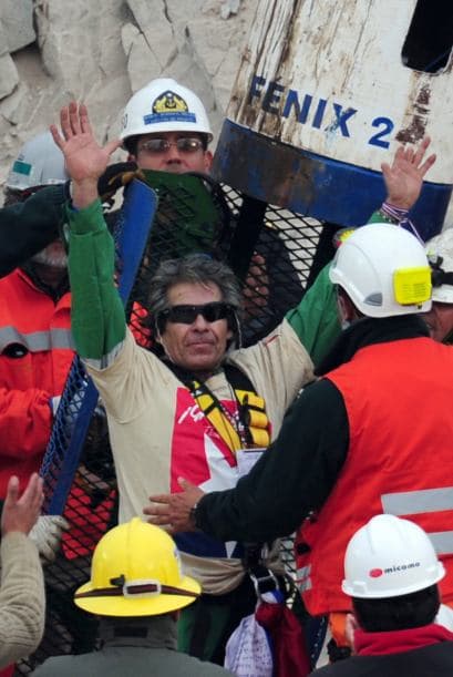 Tras la travesía de 69 días a 700 metros bajo tierra, los mineros chilenos han sido muy consentidos, y serán colmados de regalos por todas partes.