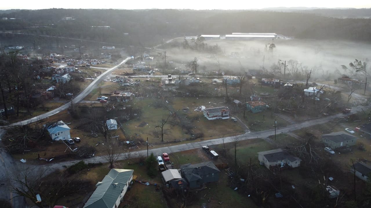 Una vista área muestra los daños que dejó el paso del tornado en el área de Darlene Estates.