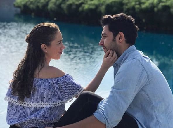 "[...] Fue increíble (la entrega del anillo) y no dejaba de decir que no, pero no a él sino porque no lo podía creer, cuando reaccioné estaba hincado con el anillo, todo mundo no estaba viendo y me llenó de felicidad", indicó Naidelyn.