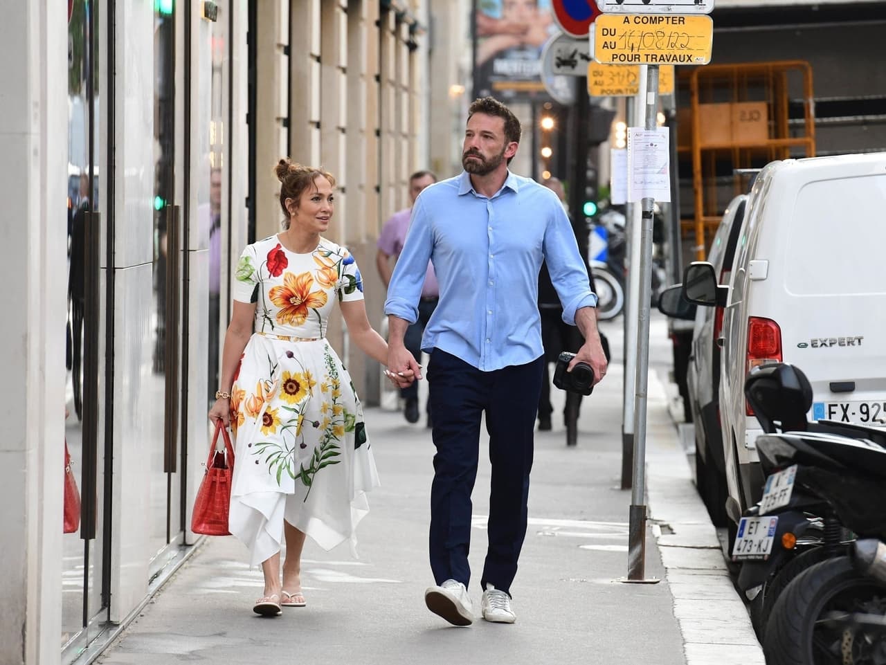 Son piezas vaporosas con gran caída para llevar mejor el calor de los días que pasa junto al actor por París.
<br>