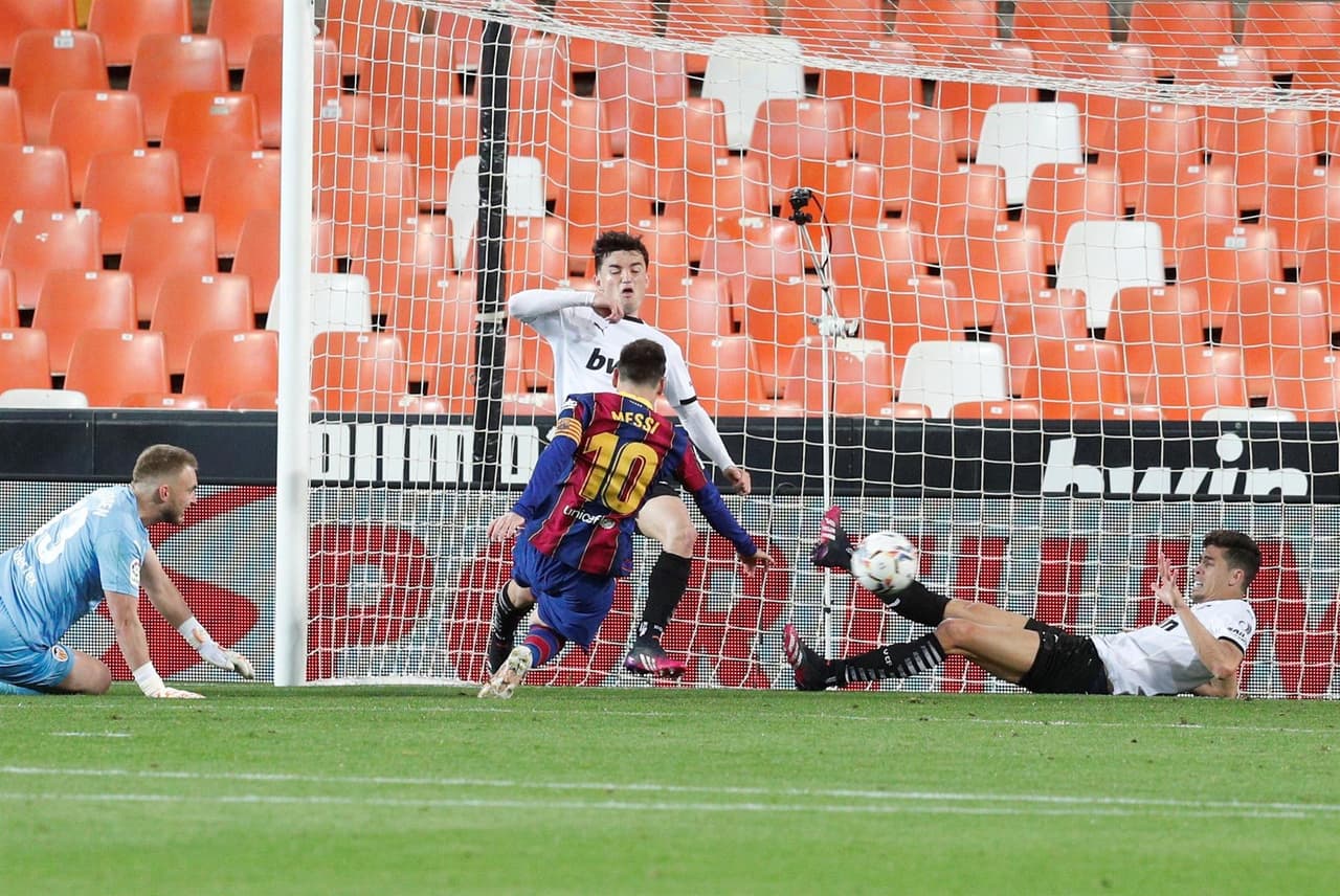 Barcelona derrota al Valencia 3-2 durante la Jornada 34 de LaLiga. Gabriel Bautista abrió el marcador para los locales, pero Lionel Messi con doblete, seguido de Antoine Griezmann, pusieron arriba a los culés, sin embargo ya al filo del partido, Carlos Soler anotó el segundo tanto para los 'ches'.