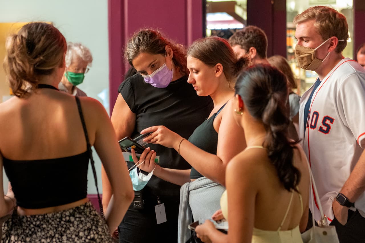 Estos son los negocios en NYC que exigen una prueba de vacunación para entrar; se espera que se sumen otros