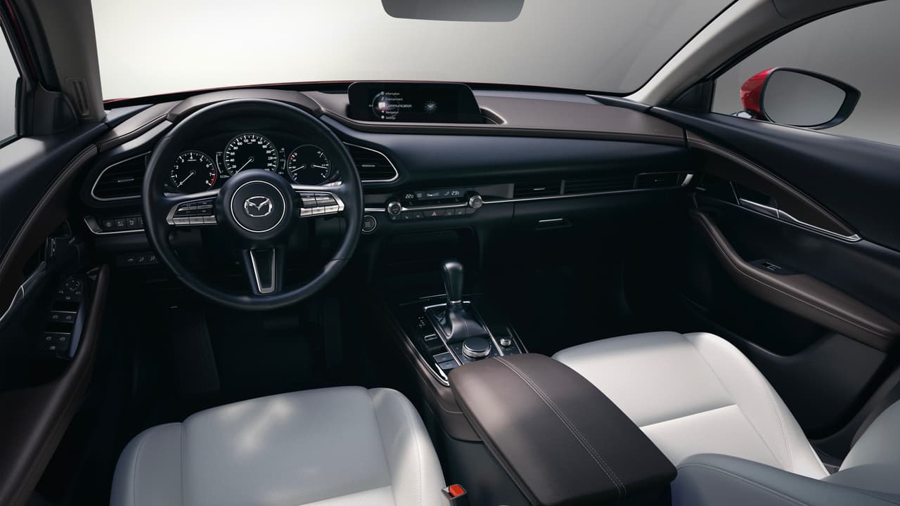 Todos los controles y la iinformación ene l tablero de la Mazda CX-30 están 
<b>orientados hacia el conductor, </b>en una combinación afortunada de belleza y dinamismo.