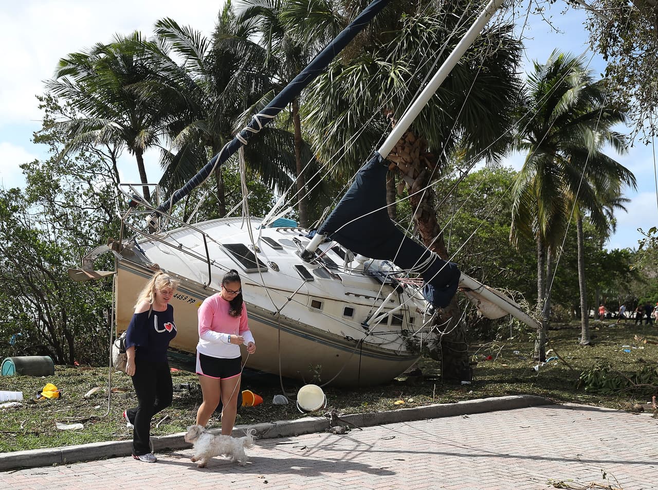 Los barcos fueron unos de los bienes más expuestos y, en muchos casos, más dañados por la fuerza del huracán Irma. Aquí, un velero que el agua y el viento arrastó hasta la tierra en Miami.