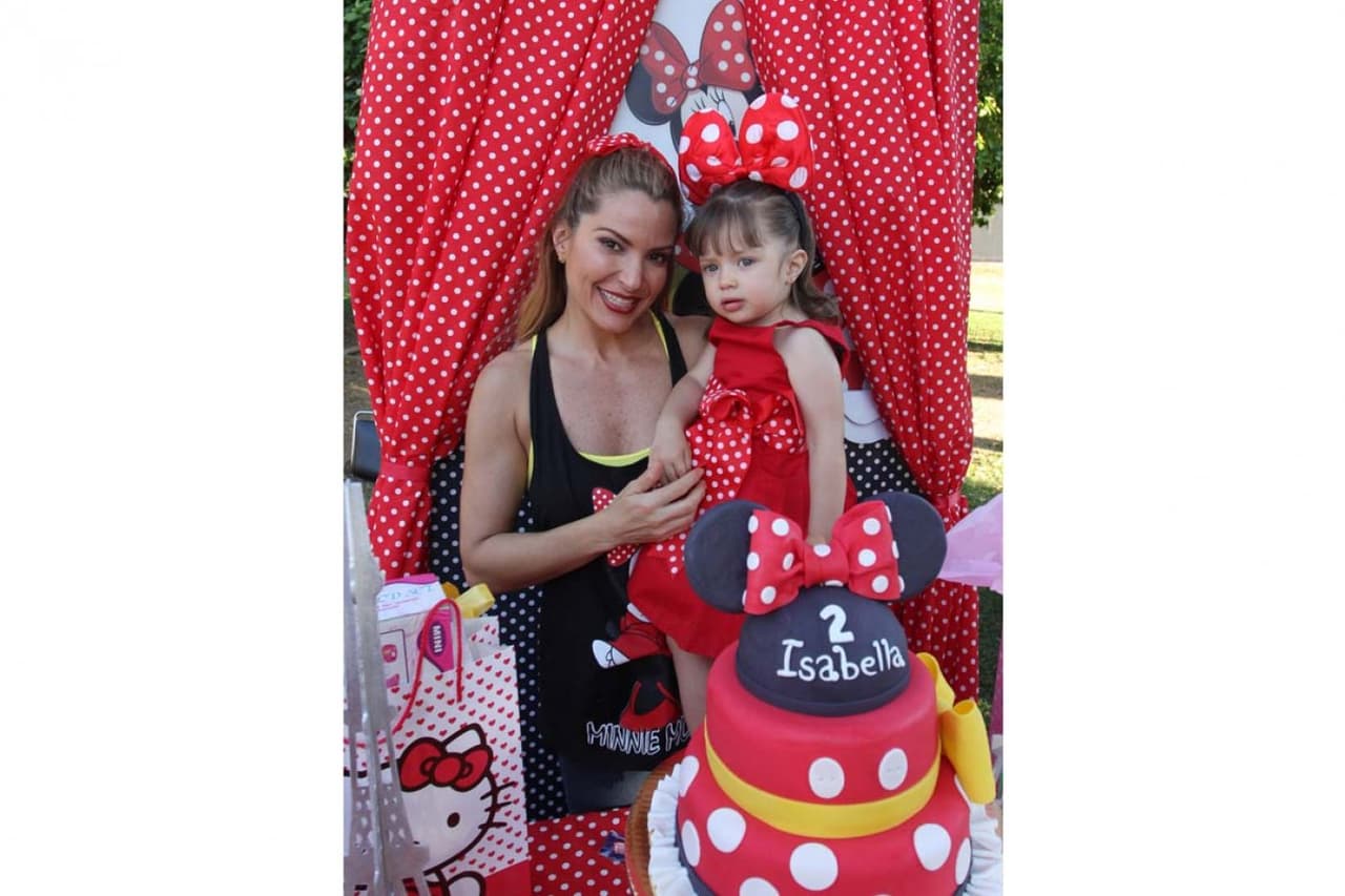 En julio de 2016 la actriz reveló en un programa de radio que se había separado del actor pues vivía un infierno: "El señor se ponía muy mal, tenía arranques que no quería que mis hijos vieran. Quiero que esté bien para que pueda ver a su hija". Desde esa fecha, son pocas las veces que Salvador ha podido ver a la pequeña por lo que entabló una demanda para pelear la custodia de la niña.