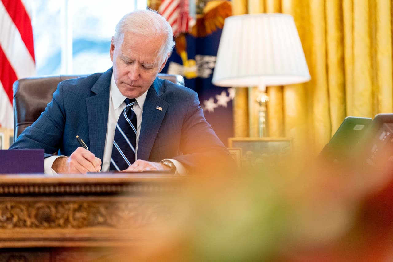 <b>11 de marzo. Joe Biden firma una ley que autoriza un paquete masivo de ayuda por la pandemia. </b>
<br>
<br>El plan de estímulo por $1.9 billones (trillones en inglés) para reactivar la economía estadounidense afectada por la pandemia
<a href="https://www.univision.com/noticias/politica/biden-paquete-ayuda-celebracion-casa-blanca"><u>fue la primera gran victoria legislativa del presidente</u></a>.