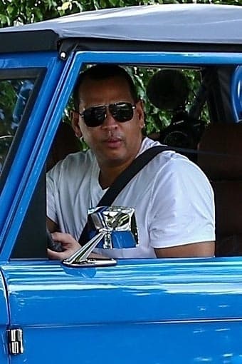 El retirado pelotero lucía un poco incómodo, pero luego supo cómo acomodar bien el asiento y los espejos.