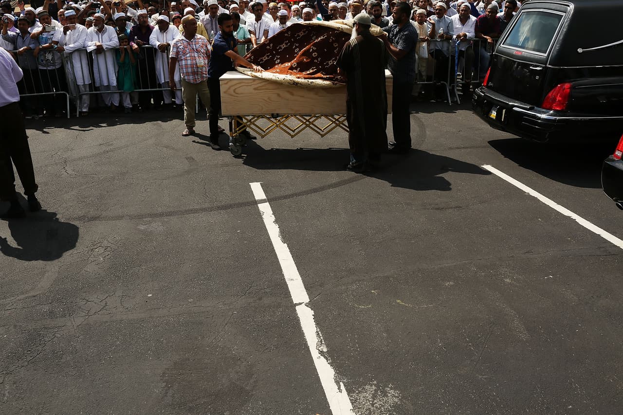 Un hispano de 35 años está detenido en relación con los dos asesinatos.