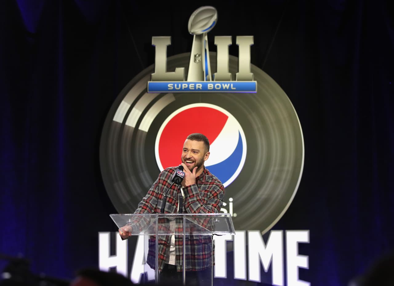 El recordado error, que le costó a la cadena CBS un buen dinero por la multa que puso la Comisión Federal de Comunicación, fue llevado a la conferencia.