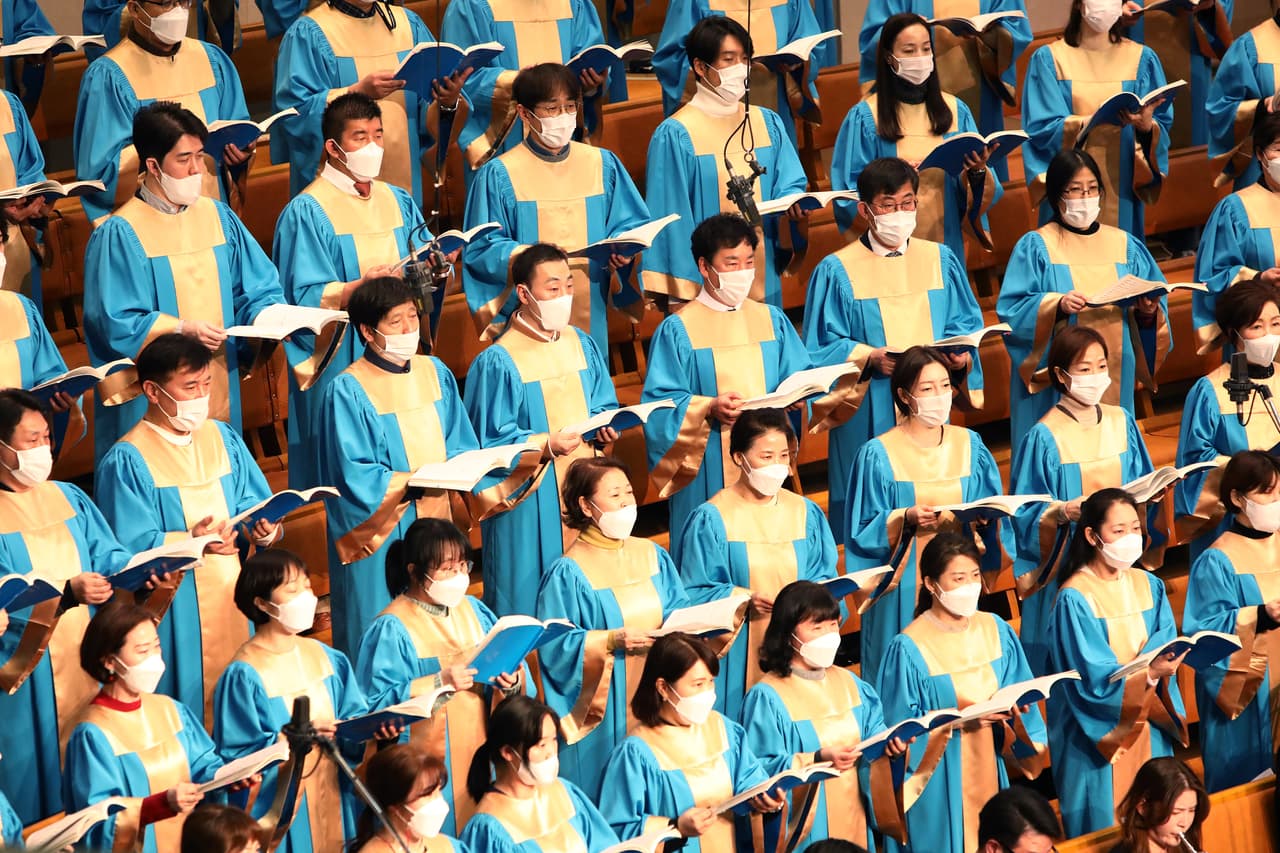 En Seúl, Surcorea, otro coro interpretó canciones durante un servicio religioso. Las autoridades del país introdujeron nuevas medidas para controlar la pandemia que entran en efecto este sábado y hasta el 2 de enero, pues les preocupa que las celebraciones navideñas lleven a más casos.