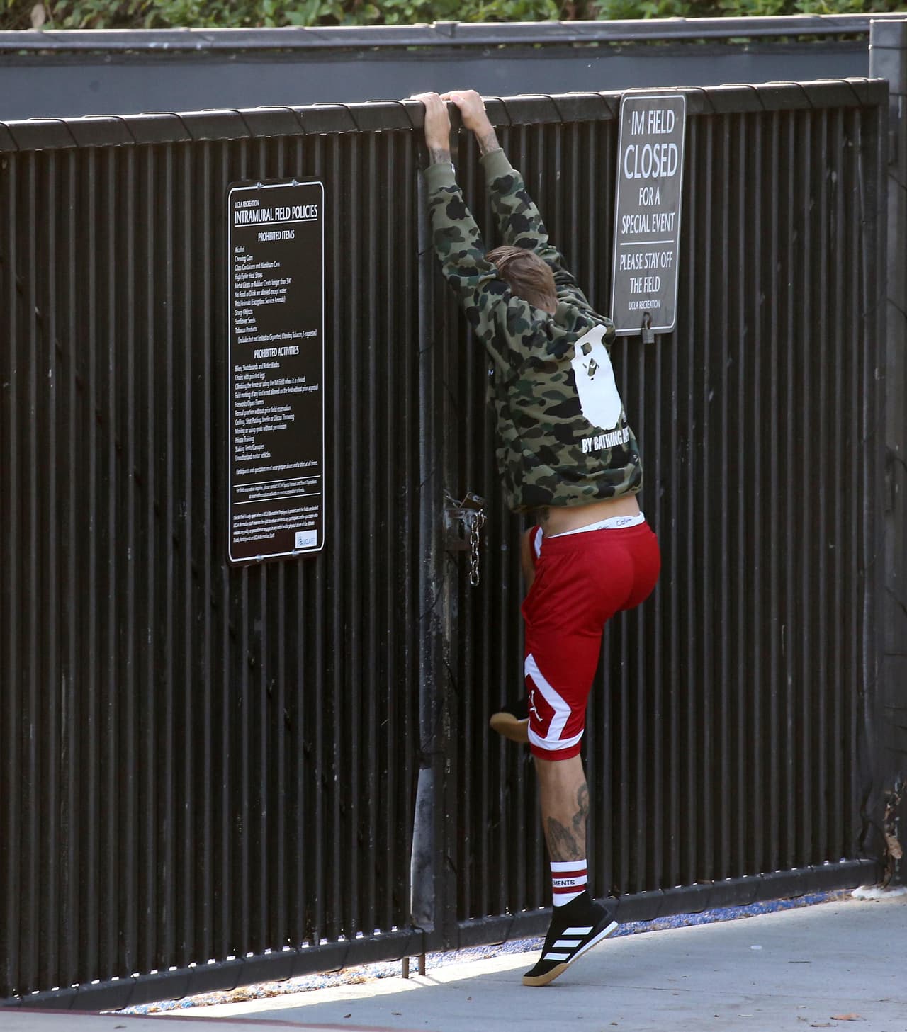 Se desconoce si fue por la situación, pero cual hombre araña, Justin Bieber abandonó el campo de juego.