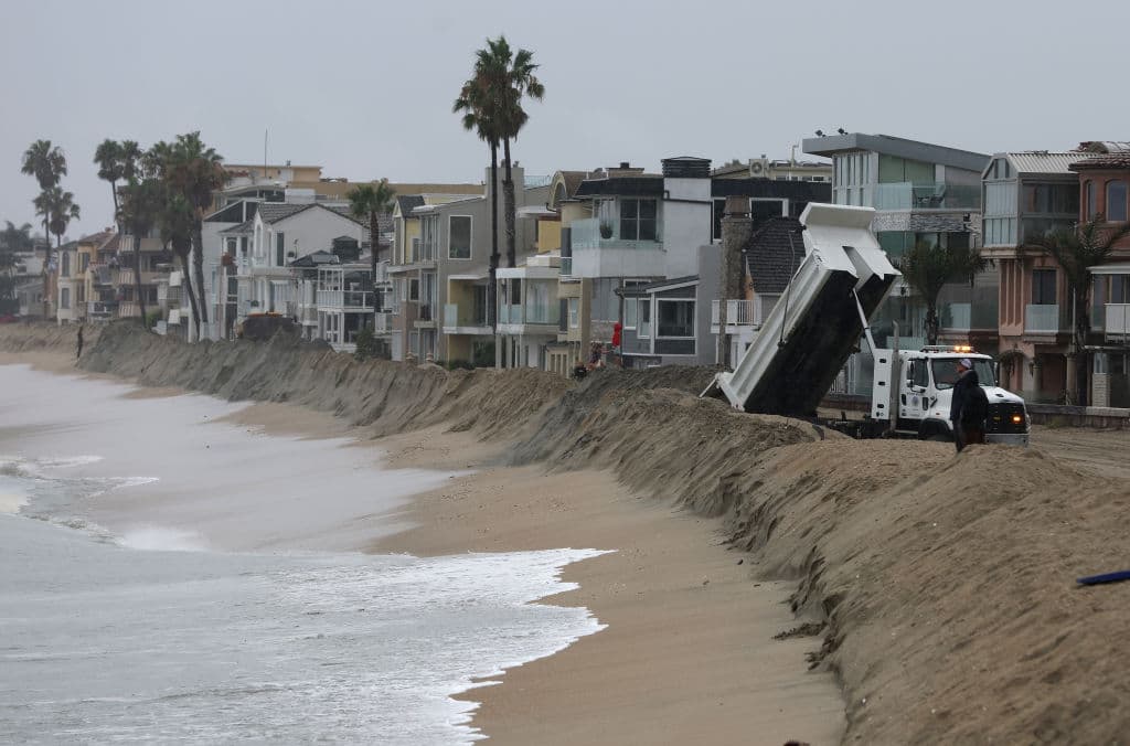 Hay decenas de propiedades a la orilla del mar, prácticamente, por lo que con estas barreras la ciudad de Long Beach intenta minimizar daños.