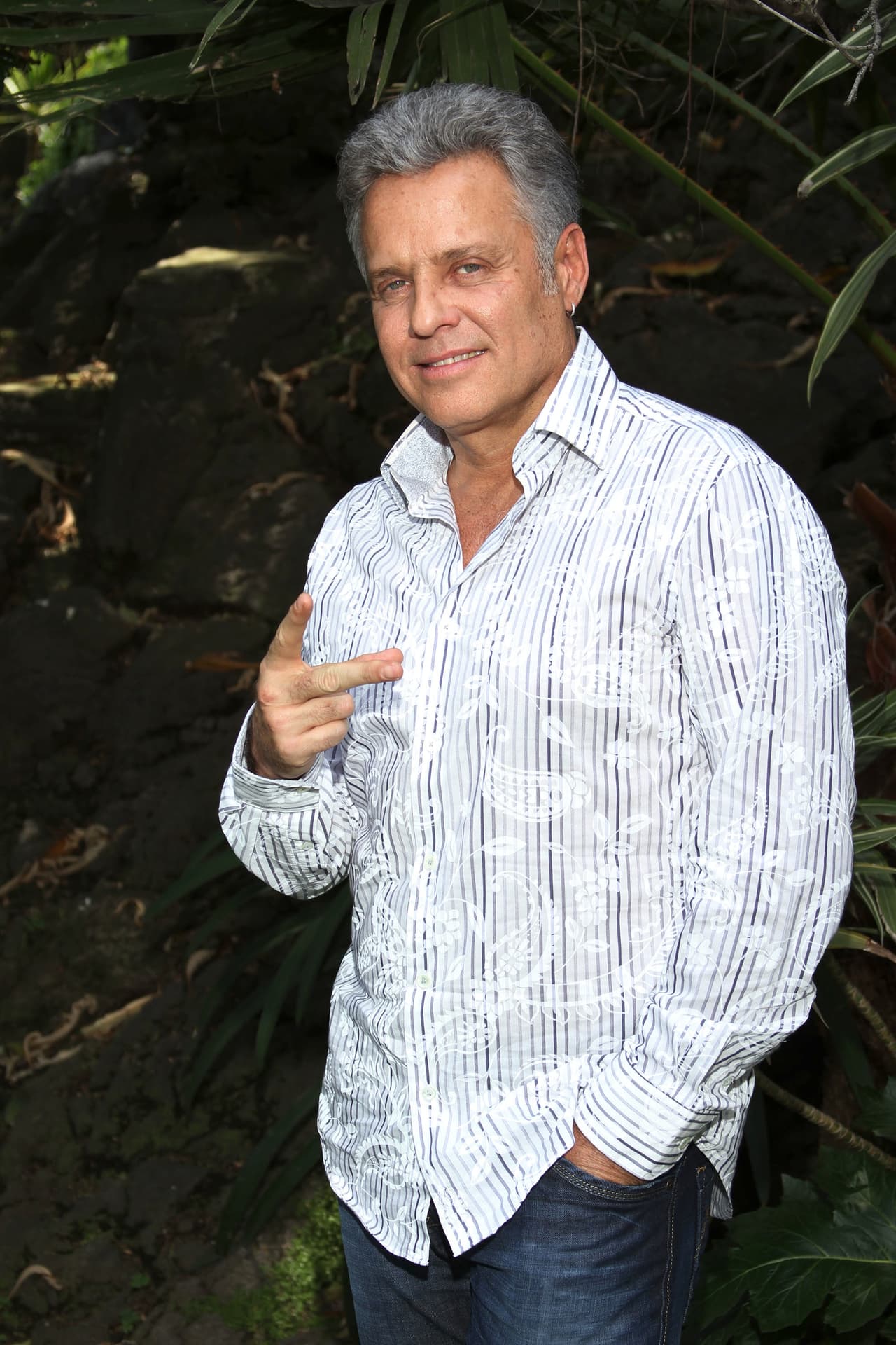 La actriz Michelle Renaud, compañera del actor de 52 años en 'La sombra del pasado', se encuentra en el lugar donde Ayala está internado, como apoyo a sus familiares, de acuerdo con el programa.