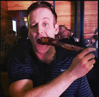 Este hombre come por un mes alimento para perros