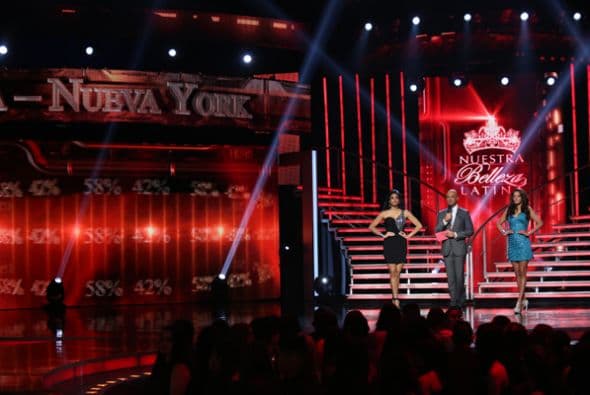 La gala arrancó con un homenaje a Selena. Las chicas se lucieron como nunca en unos retos que fueron diseñados para cada una de ellas. Mariana tuvo su propio show junto a Carlos Calderón, Francisca se robó el show con su personaje de Mela la Melaza, Clarissa se llevó senda ovación gracias a su merengue, Catherine imitó a JLo y Nathalia interpretó a Catalina Creel junto al actor Sebastián Ligarde. La hondureña Nathalia Casco ha demostrado ser imbatible en esta temporada de Nuestra Belleza Latina. Y es que al parecer no hay quien la baje del trono de la belleza. ¡Hasta a su BFF, Geisha, sacó de la competencia!