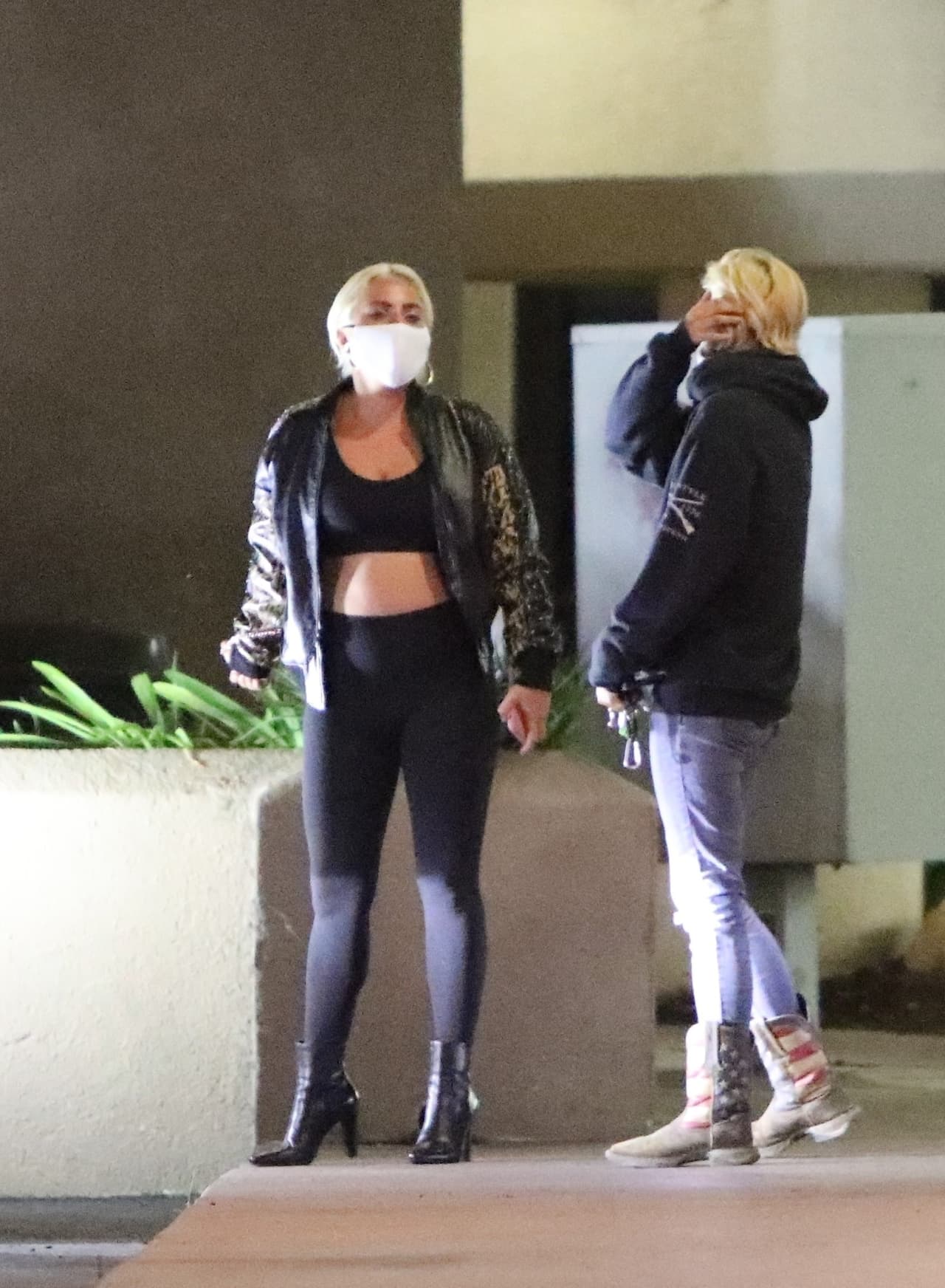 Tras pasar un buen momento con él, salieron del lugar y la intérprete 
<b><a href="https://www.univision.com/entretenimiento/lady-gaga-ofrece-una-muestra-a-sus-fans-del-show-que-presentara-en-el-super-bowl" target="_blank">fue sorprendida por una fan. </a></b>
<br>