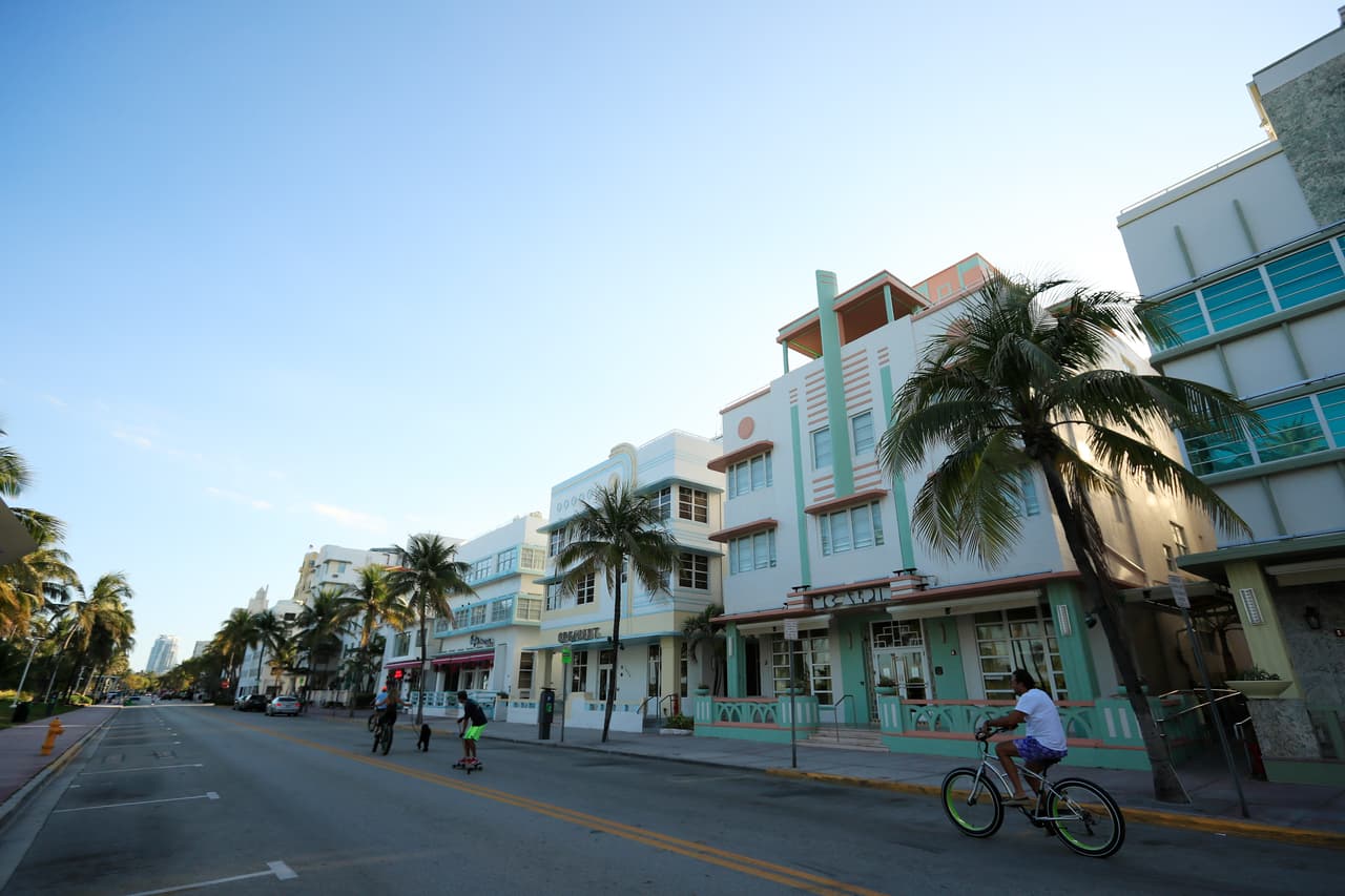 Miles de personas de todas las edades en el sur de Florida han tomado la decisión de comprar una bicicleta, como una forma de salir del encierro, sin correr peligro de contagiarse con el covid-19.
<br>