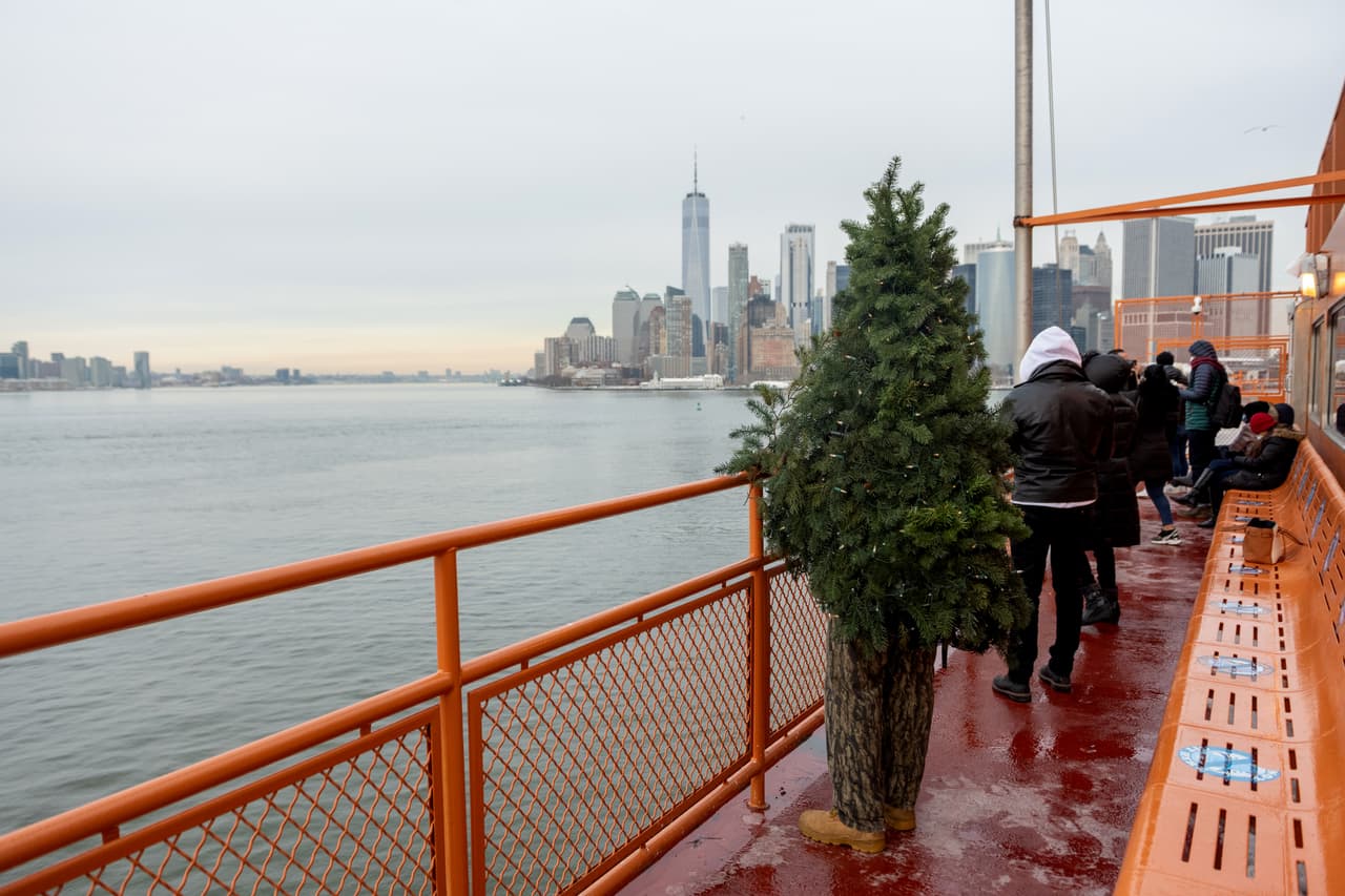 Liberto, que está en su sexto año vestido como un Árbol de Navidad, recrea su disfraz cada año haciendo nuevos ajustes y quitándose peso.