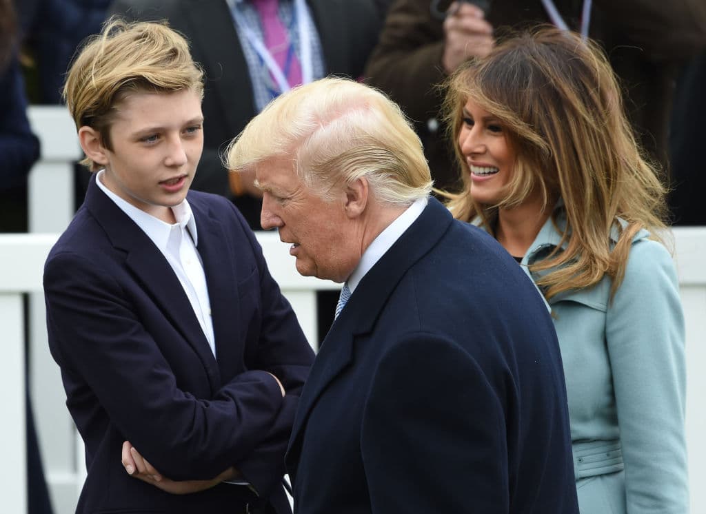Los Trump en el 
<a href="https://www.univision.com/noticias/politica/en-fotos-la-primera-celebracion-de-pascua-de-melania-y-donald-trump-en-la-casa-blanca-fotos">evento de huevos de Pascua</a> durante las celebraciones en la Casa Blanca el 2 de abril de 2018. Su madre contó a medios estadounidenses que el chico le dijo que quería dedicarse a los "negocios" cuando sea adulto.