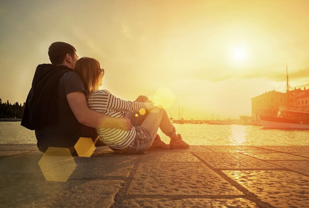 Una buena noticia te permitirá soñar, soñar para que tú vivas esa aventura del corazón que tú pensaste no ibas a tener. El amor se convierte en una realidad en tu vida, y si dices qué estás solo y que el amor aún no ha llegado para ti, ni te preocupes no tendrás que buscarlo llegará caminando y tocando directamente a las puertas de tu corazón.
<br>