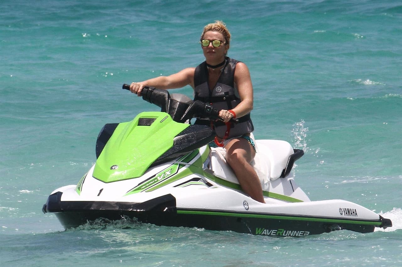 El miércoles en la tarde la estrella de 36 años disfrutó del sol y la playa manejando con mucha confianza una moto acuática.