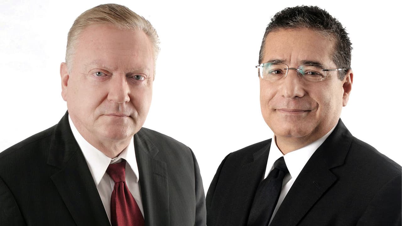 <b>JÜRGEN MOSSACK Y RAMÓN FONSECA: </b>Abrieron el bufete en 1986. Pero desde que se publicaron 'Los Papeles de Panamá' 
<a href="https://www.univision.com/test/ustedes-no-guardaron-bien-mis-datos-el-reclamo-de-los-clientes-al-bufete-mossack-fonseca-despues-de-los-papeles-de-panama">cayeron en desgracia</a>. En mayo cerraron la oficina en la Isla de Man, luego cerrarían Jersey y Hong Kong y así hasta que se produjo el cierre total de operaciones en marzo de 2018. Ellos fueron detenidos en febrero de 2017, pero por un caso asociado a la investigación brasileña de Lava Jato, y fueron liberados luego de pagar fianza en abril de 2017.