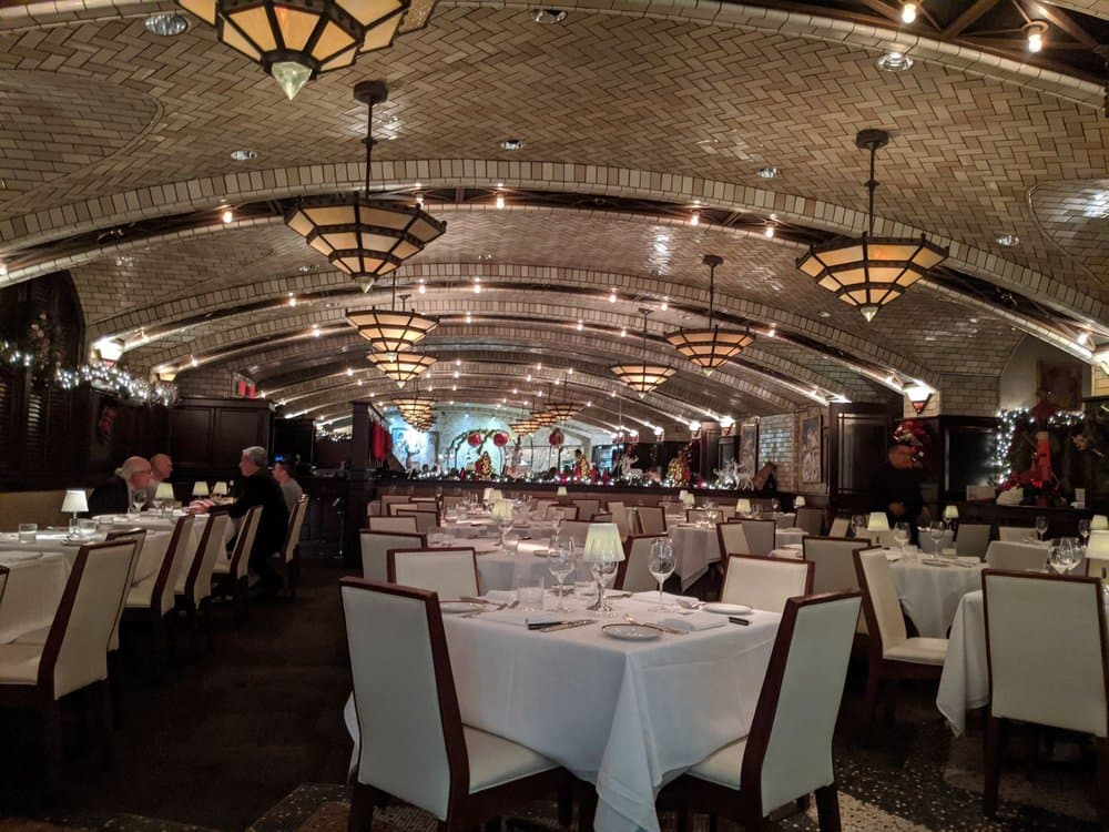 <b>Chops & Lobster Bar</b>
<br>Dirección: 70 West Paces Ferry Rd. Atlanta, GA. 30305
<br>Teléfono: (404) 262-2675
<br>Sitio web: 
<a href="https://chopslobsterbar.com">https://chopslobsterbar.com</a> 
<br>
<b><a href="https://www.yelp.com/map/chops-and-lobster-bar-atlanta">Cómo llegar</a></b>
<br>
<br>Chops ha sido una estrella de la escena gastronómica de Atlanta durante años, con una sensación clásica de asador y comida fantástica para empezar. Es un lugar popular para citas nocturnas, así como un lugar de filmación, donde los siguientes se han realizado: MacGyver, Dynasty, Halt/Catch Fire, Queen America, Star, Genius: Aretha, Cobra Kai S4 y Ozark S4.