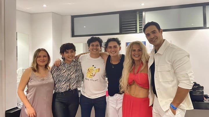 “Ya estoy llorando, los amo eternamente”, indicó la cantante, quien hace poco admitió que
<a href="https://www.univision.com/famosos/niurka-marcos-hija-criticas-cuerpo-terapia-fotos">acude a terapia debido a las críticas</a> que recibe sobre su cuerpo.
