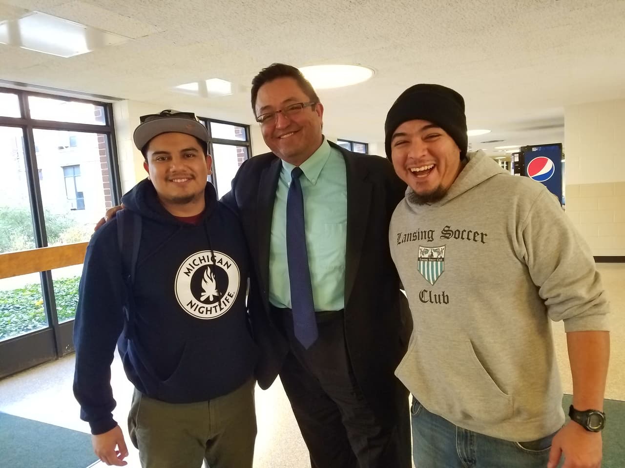 Joseph Guzmán (centro) posa para una foto con sus exalumnos Christian Ramírez (izqda) y Samuel Saldívar