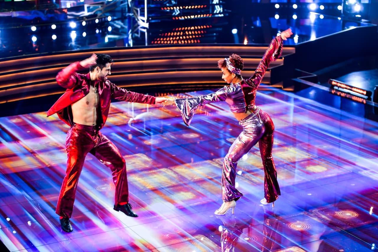 Los jueces le señalaron que no tiene dos pies izquierdos, como él se ha encargado de decir desde el inicio de la competencia y Dayanara le aseguró que ha tenido un progreso enorme de la primera a la cuarta gala.