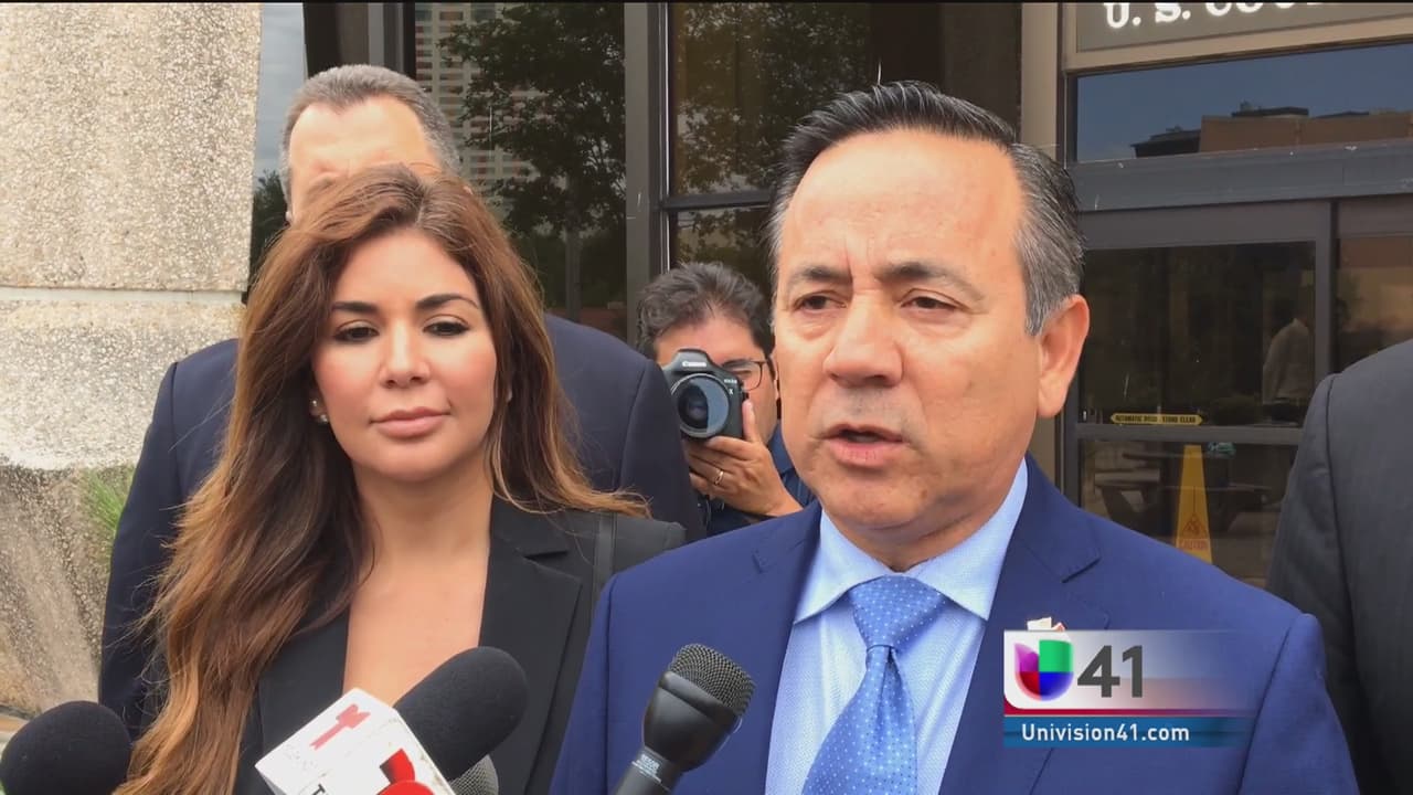 El senador estatal Carlos Uresti se presenta ante la Corte Federal