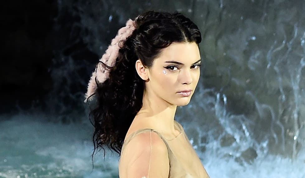 <b>Kendall Jenner. </b>Aunque aún es muy joven para ocupar el lugar de una de las grandes 
<i>top model,</i> los 
<a href="http://www.vogue.com/13464198/kendall-jenner-september-cover-model-kardashians/">medios</a> ya la sitúan como un icono de belleza actual. La hija mayor de Kris y Bruce Jenner ha desbancado a sus medias hermanas logrando acaparar la atención hacia ella. Sobresale de entre sus contemporáneas por su radical y un tanto exótica belleza, producto de un afortunado mestizaje étnico. 
<br>