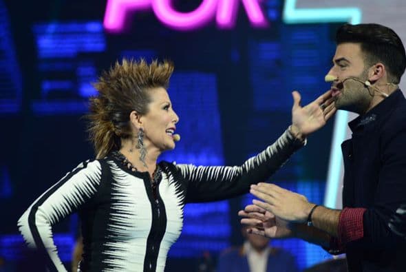 Ale hizo como que le daba cachetaditas a Jen.