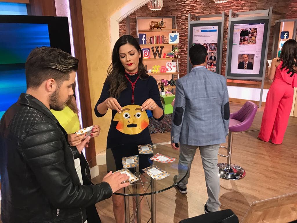 William Valdés fue nuestro primer modelo, y Ana estaba lista para poner un 'emoji' en su carita.