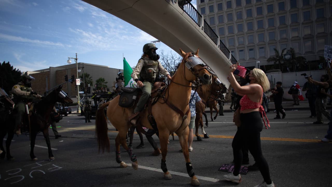 Decenas de manifestantes aún se mantienen en las calles de Los Ángeles pese a que la jornada ‘No Kings’ ha llegado a su fin. La policía se ha movilizado por distintas calles del centro de la ciudad para dispersar las protesta antes del inicio del toque de queda ordenado por la alcaldesa Karen Bass.