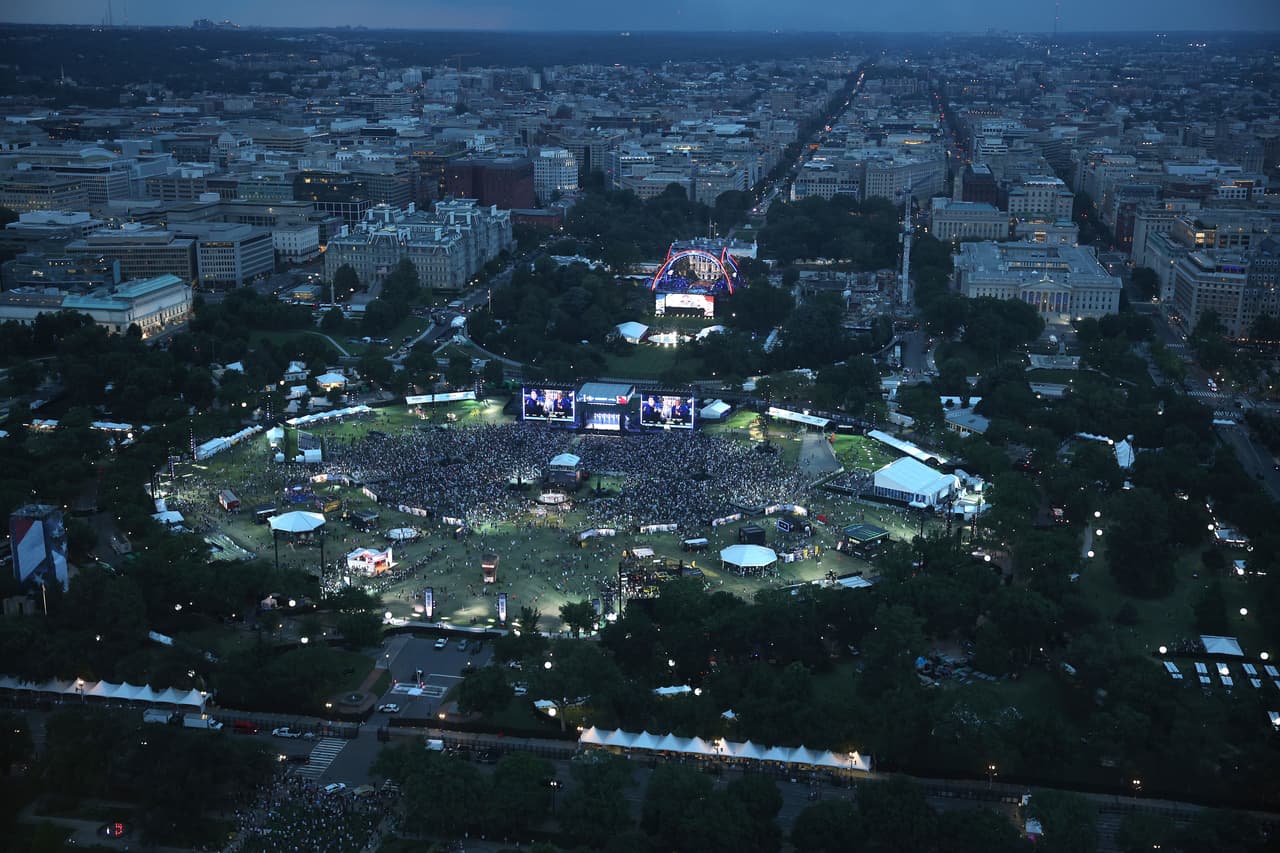 La pelea UFC Freedom 250 en el jardín sur de la Casa Blanca y el Fan Fest en la Elipse se ven desde lo alto del Monumento a Washington.