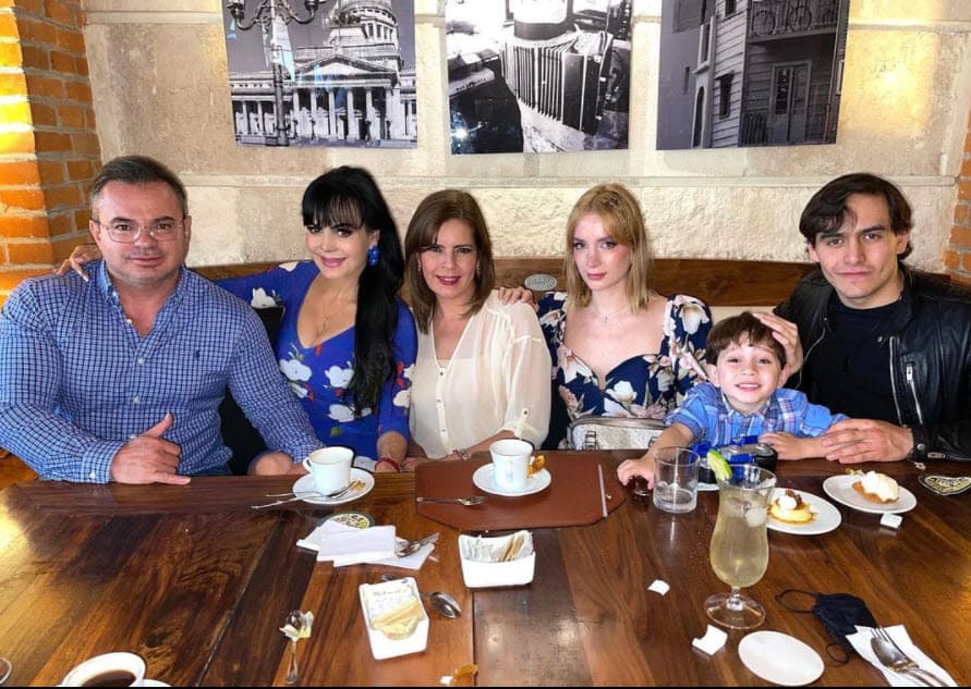 "
<b><a href="https://www.univision.com/famosos/maribel-guardia-hijo-falto-divertirse-antes-casarse-fotos" target="_blank">Que trate de luchar por su matrimonio</a></b>, de salir adelante", contestó, "es muy fácil tirar el amor a la basura y estar con otro u otra". 
<br>