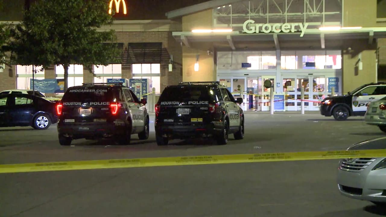 Hombre es herido de bala tras agredir a una oficial dentro de un Walmart, según informó HPD