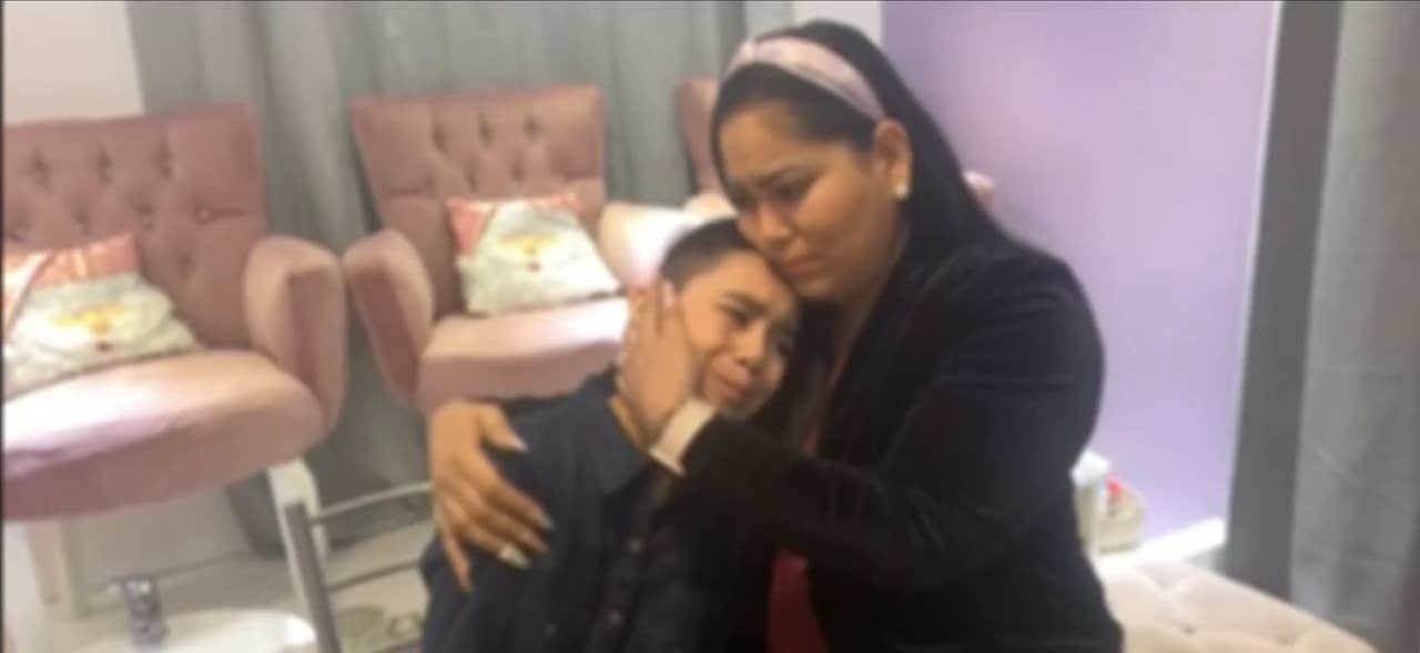 Afligido, llorando y abrazando a su madre, el pequeño Gabriel Aarón Quimbar dice que
<b> no quiere que le pase nada a su hermano menor. </b>
<br>