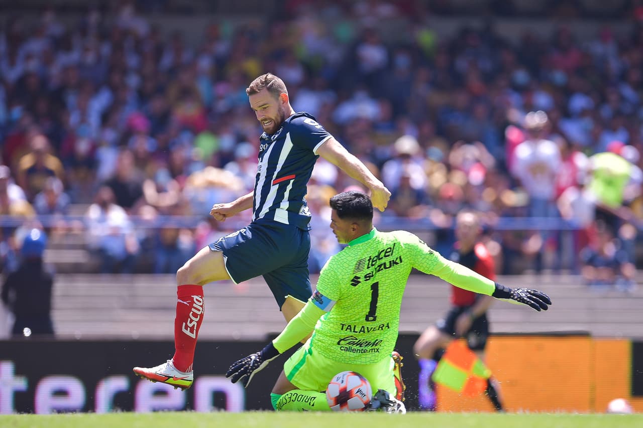 A pesar de haber jugado con 10 futbolistas la mayor parte del juego por la expulsión de Juan Ignacio Dinenno, los Pumas lograron una vital victoria ante Rayados.