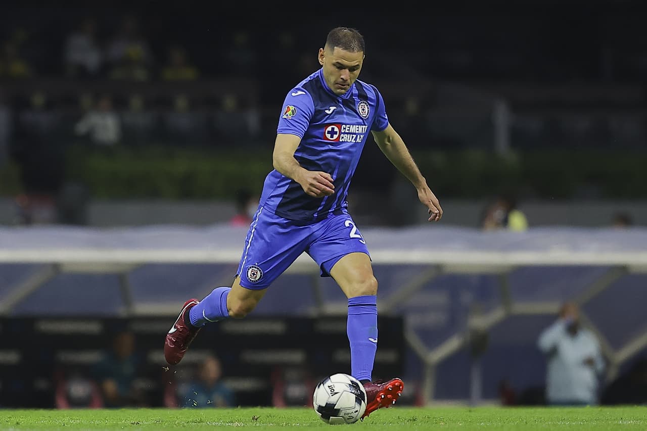 El defensa paraguayo Pablo Aguilar partió de Cruz Azul tras terminar su contrato para regresar a su país con el Libertad.