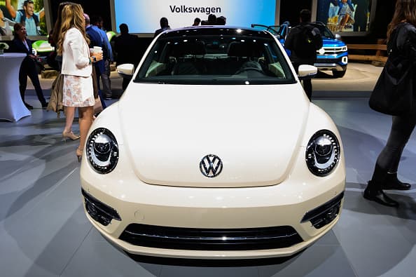 Esta semana la empresa Volkswagen le dice adiós a su emblemático automóvil Betlee al poner fin a su producción en la planta en el estado de Puebla, en México.
<br>