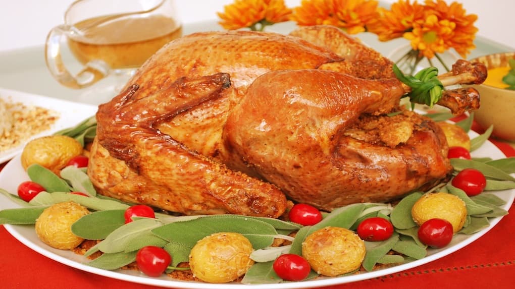 Utiliza las cebollas verdes y las cerezas para decorar el pavo al llevarlo a la mesa. Cautivarás a todos.