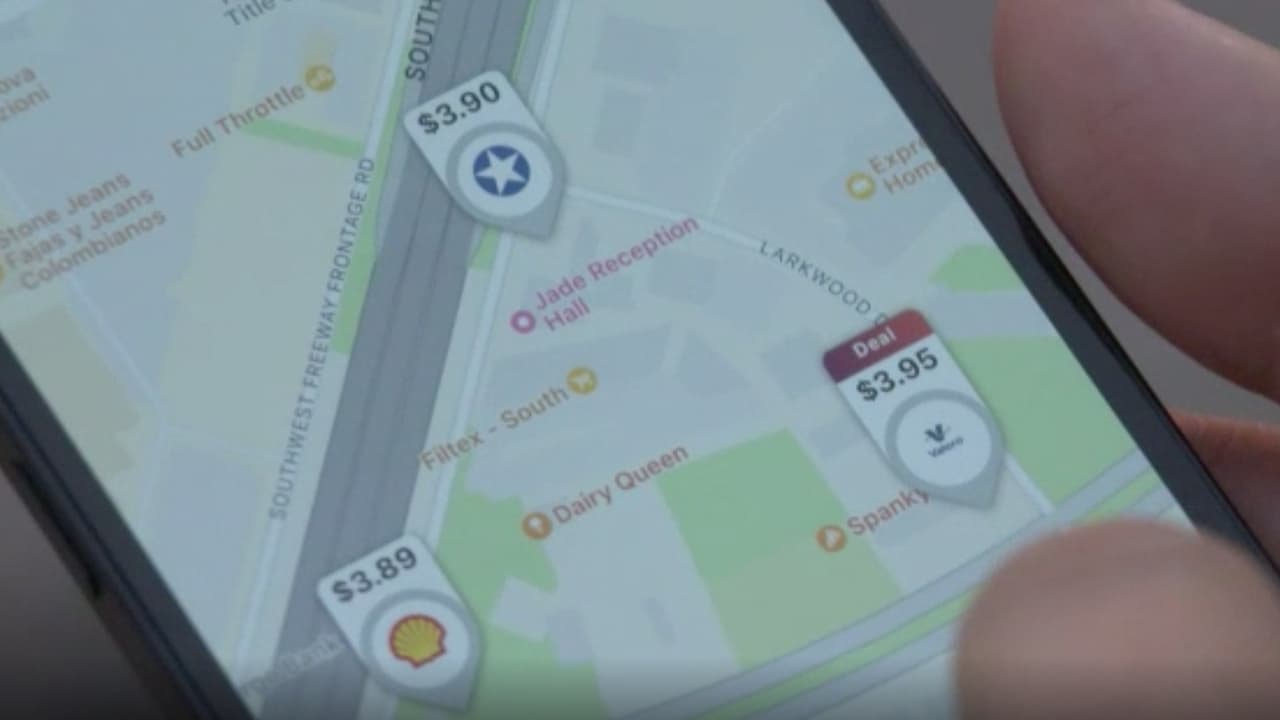 Una vez que la descargas puedes seleccionar tu código postal y verás los precios de las gasolineras más cercana, incluso puedes filtrar tu búsqueda por el tipo de gasolina o la forma de pago.