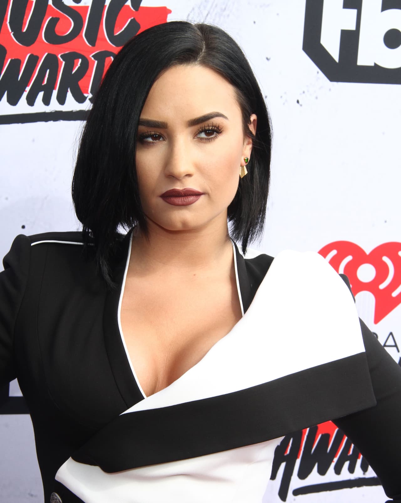 La que no pudo dejar a un lado el escotazo fue Demi Lovato.