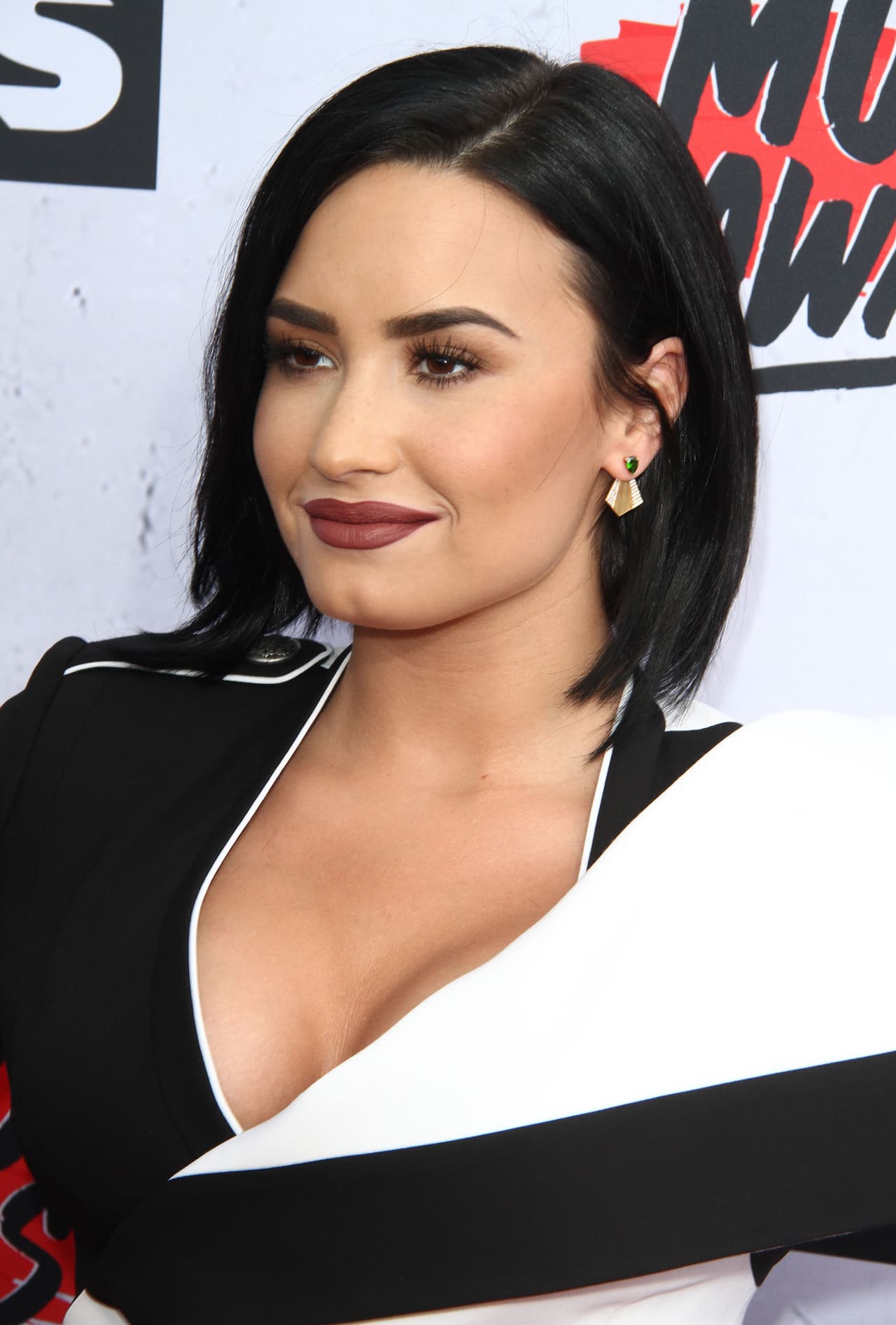 Su marcado maquillaje definió los rasgos de su imponente belleza. Labios hermosos, ojos dominantes y cabello impecable.